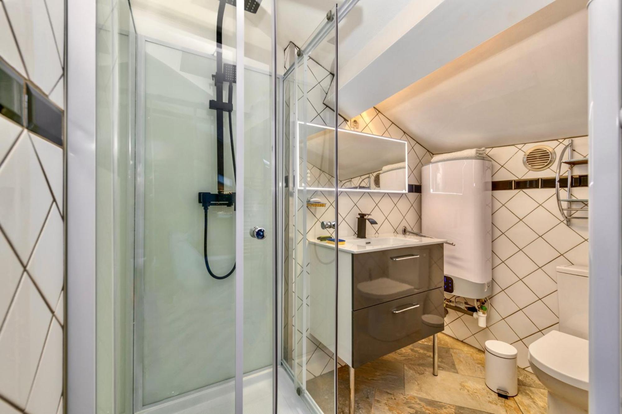 Appart'Hotel Chaleureux Au Coeur De Tullins - Le Roitelet Екстериор снимка